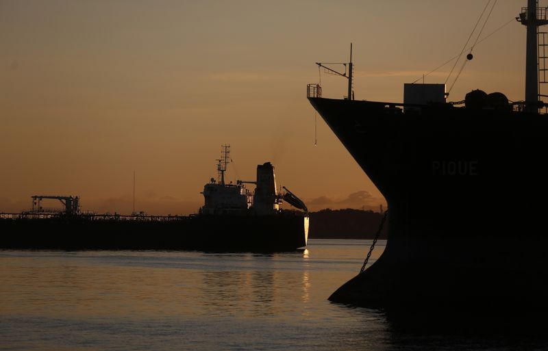 © Reuters. Нефтеналивные танкеры в заливе Гуанабара в штате Рио-де-Жанейро