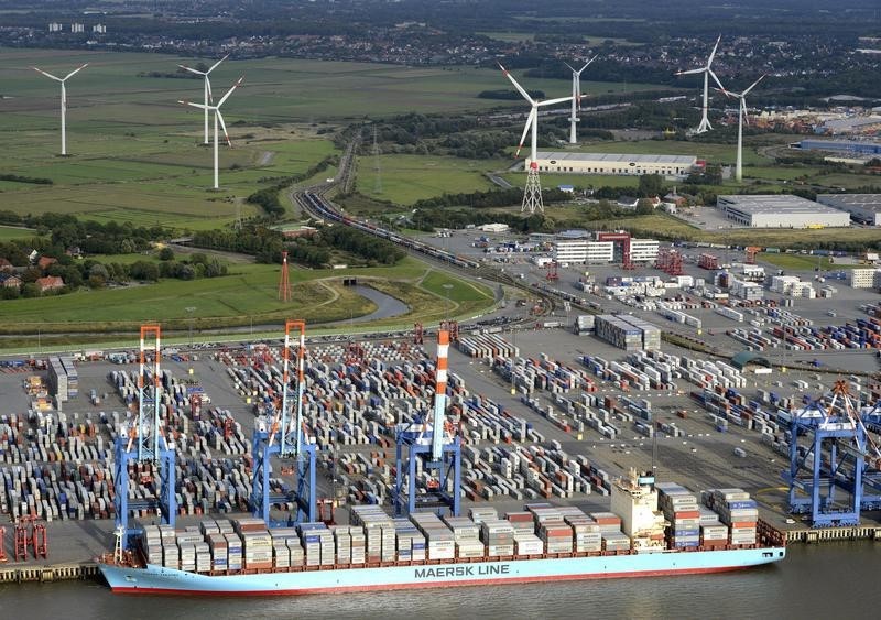 © Reuters. Containers are loaded onto a boat at a shipping terminal in the harbour of  Bremerhaven