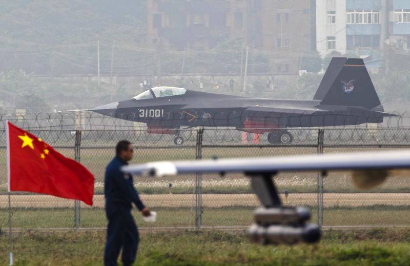 © Reuters. A J-31 stealth fighter of the Chinese People's Liberation Army Air Force lands on a runway after a flying performance at the 10th China International Aviation and Aerospace Exhibition in Zhuhai