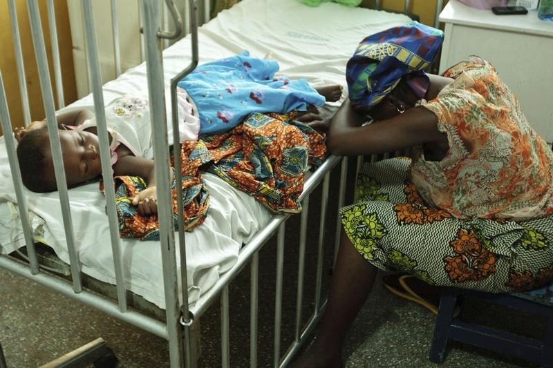 © Reuters. تراجع وفيات الملاريا لكن الايبولا تهدد التقدم في غرب افريقيا