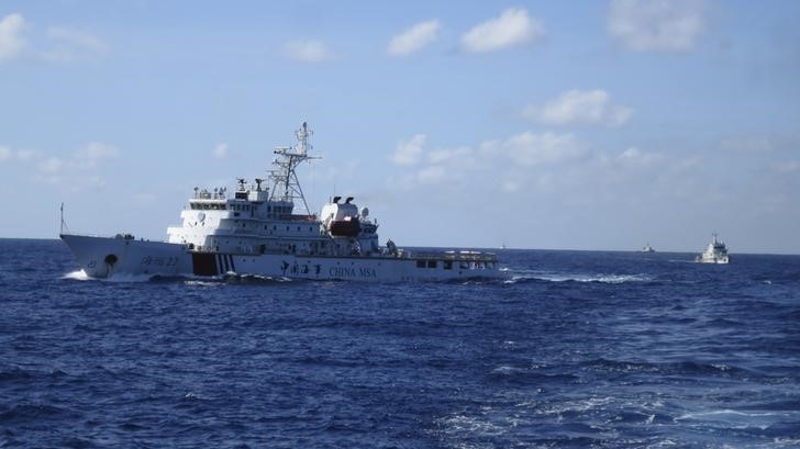 © Reuters. Chinese coastguard ships give chase to Vietnamese coastguard vessels after they came within 10 nautical miles of the Haiyang Shiyou 981, known in Vietnam as HD-981, oil rig in the South China Sea