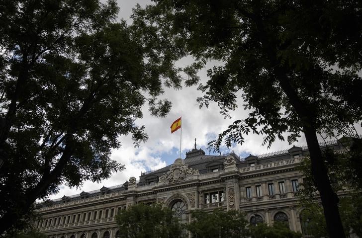 © Reuters. España coloca 4.500 mlns euros en letras a tipos algo más altos 
