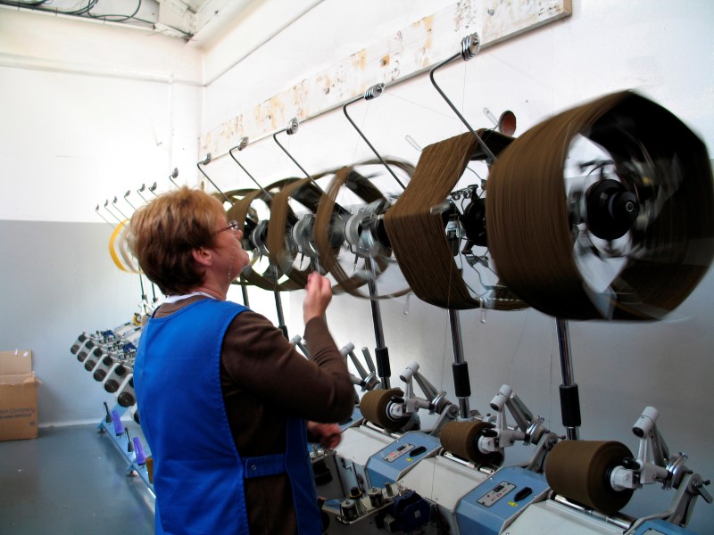 © Reuters. LA PRODUCTION INDUSTRIELLE RETOMBE EN OCTOBRE AU ROYAUME-UNI