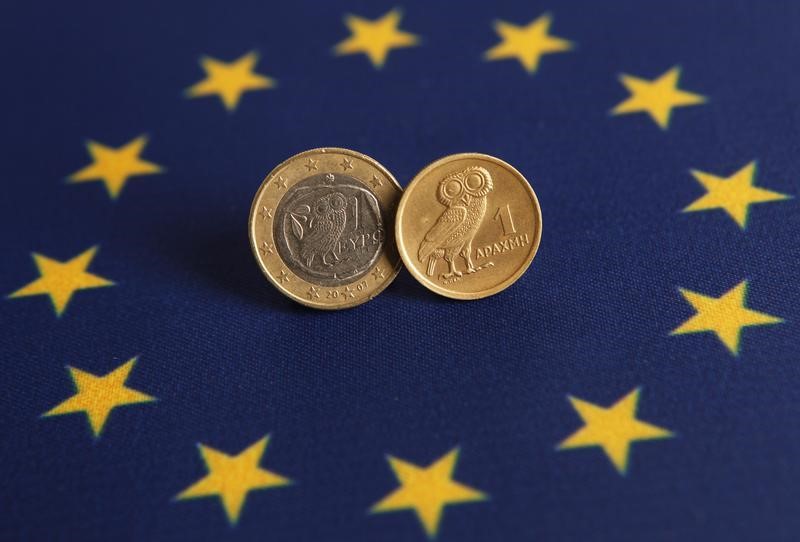 © Reuters. Picture illustration of one Euro and Greek Drachma coins displayed on an European flag