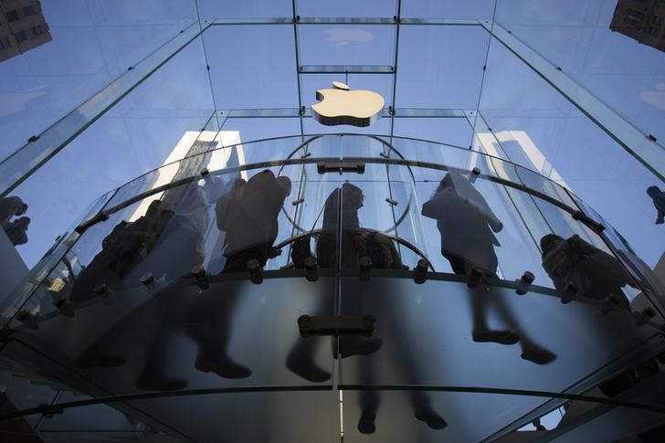 © Reuters. Customers enter the Fifth Avenue Apple store shortly after doors opened for iPhone 6 sales in Manhattan, New York