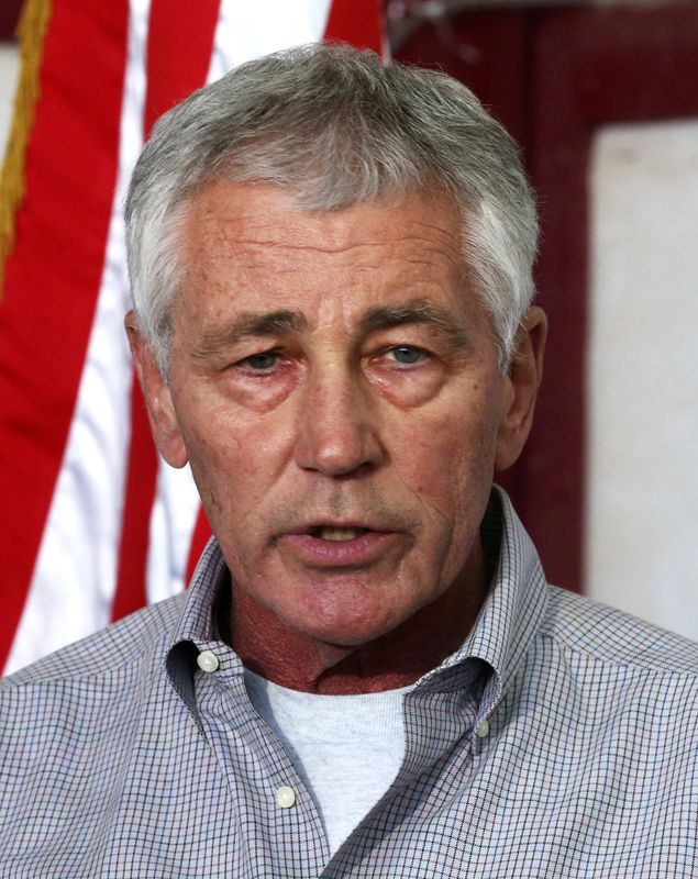 © Reuters. Secretário de Defesa dos EUA, Chuck Hagel, concede entrevista após visitar tropas dos EUA no Kuweit