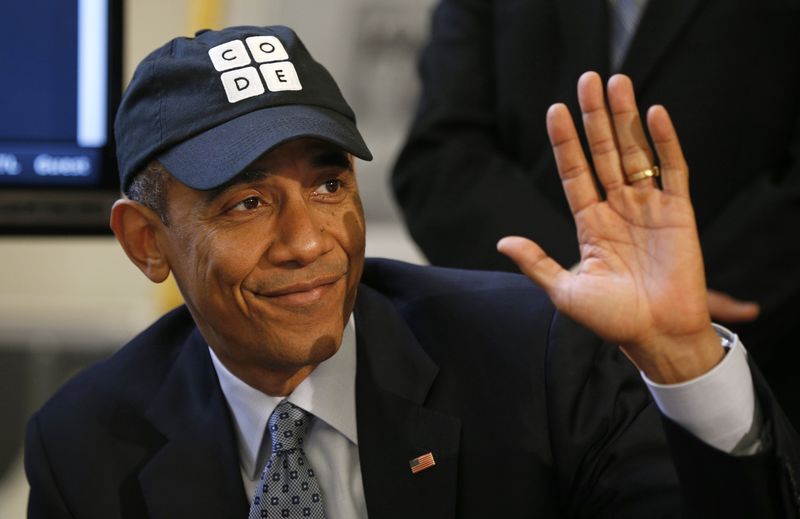 © Reuters. Presidente dos EUA, Barack Obama, acena em evento com estudantes de Nova Jersey na Casa Branca