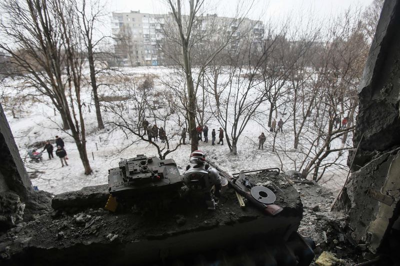 © Reuters. Brinquedos na janela de apartamento destruído por bombardeios em Donetsk