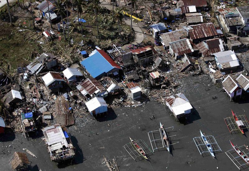 © Reuters. Imagem aérea de casas destruídas pelo tufão Hagupit nas Filipinas