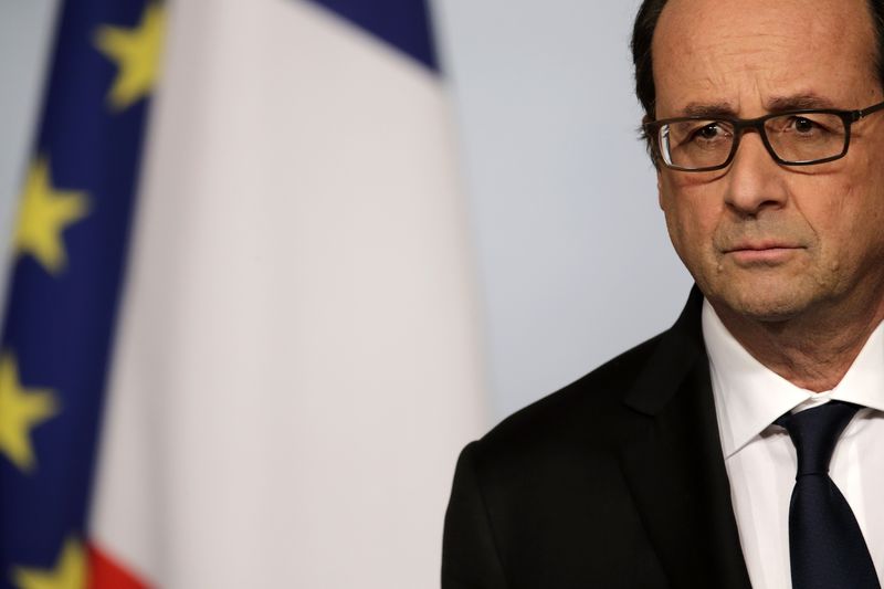 © Reuters. French President Hollande attends a news conference at the Elysee Palace in Paris