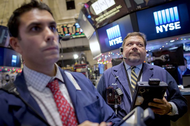 © Reuters. Traders work on floor of New York Stock Exchange