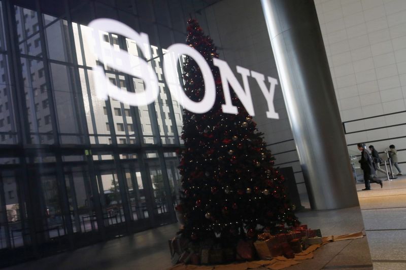 © Reuters. Reflexos do logo da Sony e de uma árvore de Natal em uma TV 4K na sede da empresa