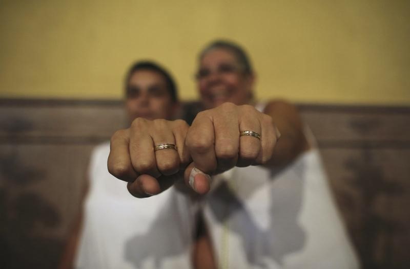 © Reuters. Casal do mesmo sexo mostra o par de anéis após a cerimônia de casamento em Campinas 