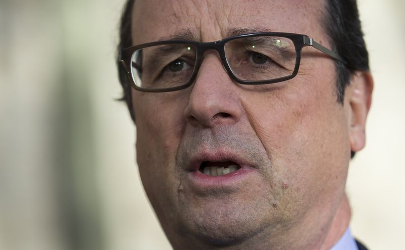 © Reuters. French President Francois Hollande addresses media as part of his visit at the Quartier des Celestins, the barracks housing the Republic Guard, in Paris,