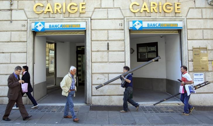 © Reuters. Una filiale di banca Carige a Genova