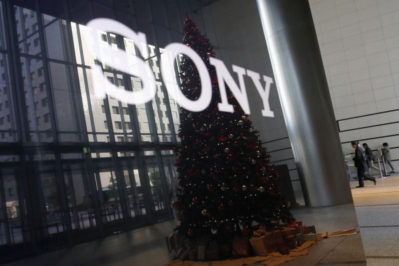 © Reuters. The logo of Sony Corp and a Christmas tree are reflected on the company's 4K television set at the company's headquarters in Tokyo