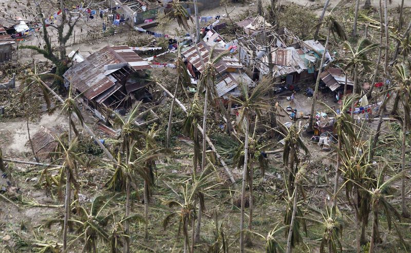 © Reuters. Servicios filipinos de rescate tratan de alcanzar pueblos más afectados por tifón