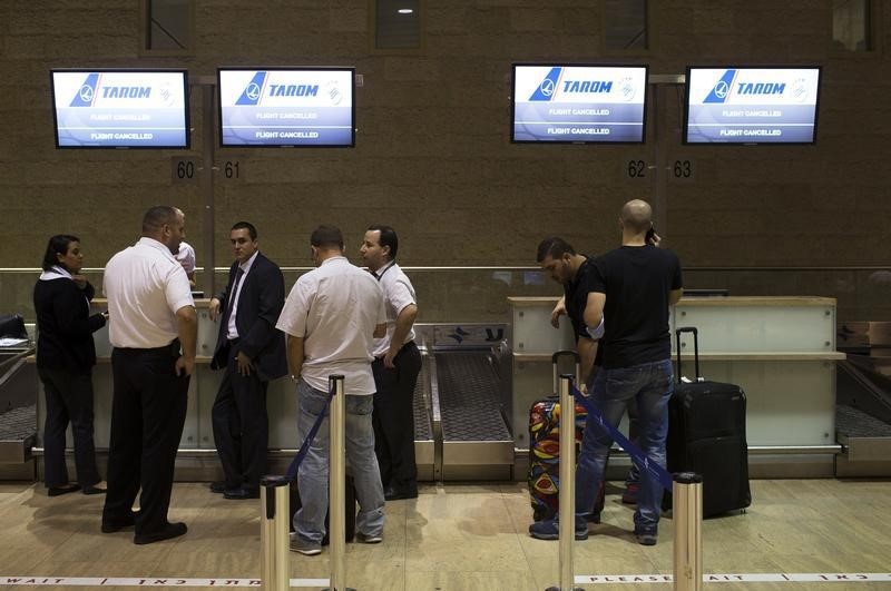 © Reuters. إسرائيل تعتزم بناء مطار جديد بديل عن مطارها الذي أصابته صواريخ حماس