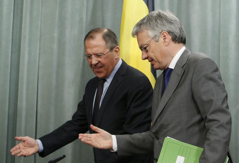 © Reuters. لافروف يقول إن موسكو قلقة من تصرفات زعماء ألمانيا