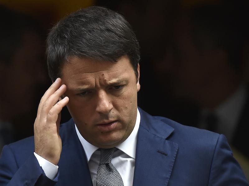 © Reuters. Italy's Prime Minister Renzi leaves 10 Downing Street following a meeting with Britain's Prime Minister Cameron in London