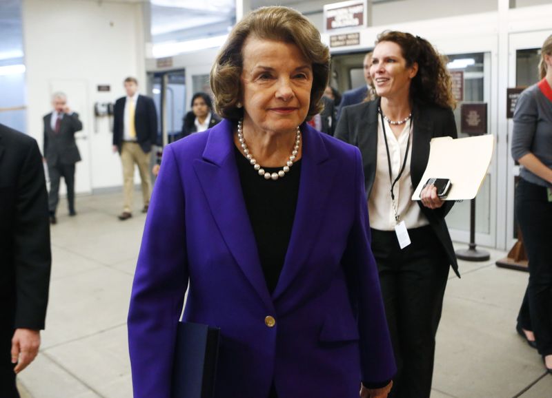 © Reuters. U.S. Senator Feinstein walks to the Senate floor on Capitol Hill in Washington