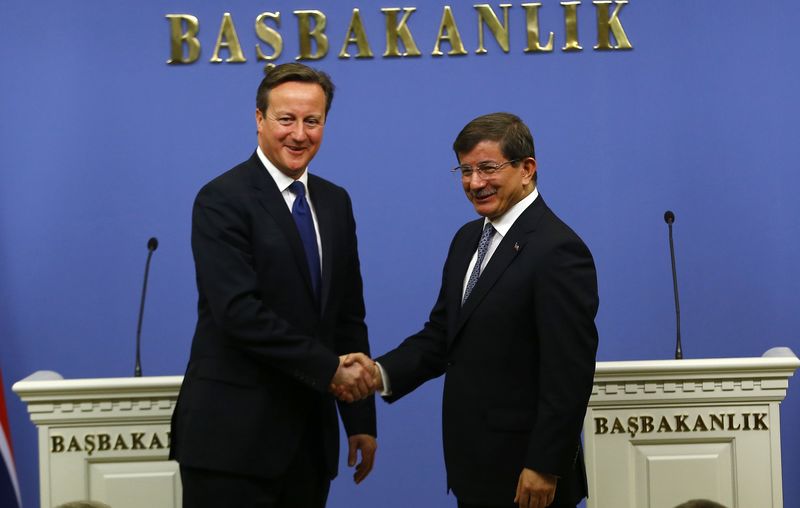 © Reuters. Britain's Prime Minister David Cameron shakes hands with Turkey's Prime Minister Ahmet Davutoglu after a press conference in Ankara