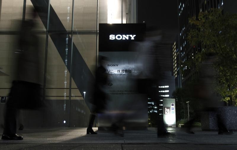 © Reuters. People walk in front of the Sony Corp's headquarters in Tokyo