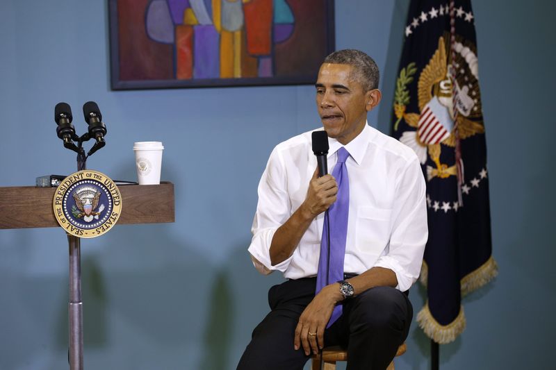 © Reuters. U.S. President Barack Obama pauses while speaking about immigration reforms during a visit to Casa Azafran in Nashville