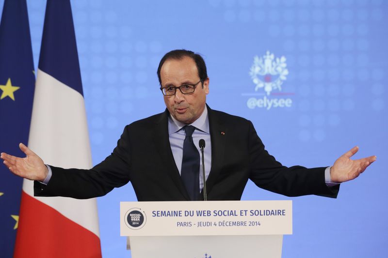 © Reuters. French President Hollande delivers a speech during the Social Good Week event at the Elysee Palace in Paris