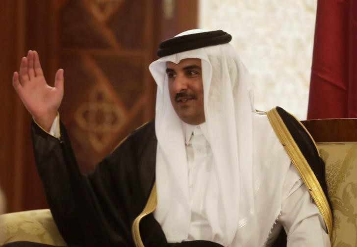 © Reuters. Qatar's Emir Hamad al-Thani talks with Algeria's Senate President Bensalah upon his arrival at Algiers airport