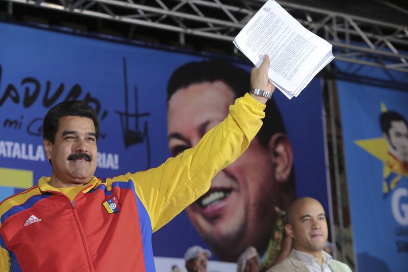 © Reuters. Miraflores Palace handout photo shows Venezuela's President Maduro waving to supporters in Caracas