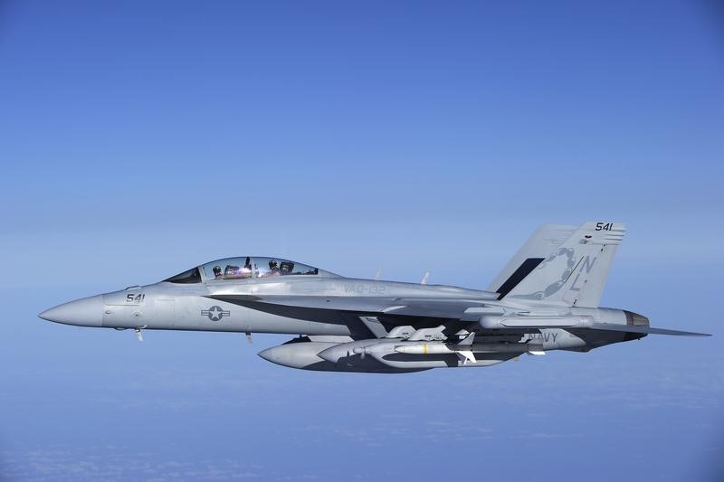 © Reuters. A U.S. Navy EA-18G Growler carrier-based electronic warfare jet from the Electronic Attack Squadron "Scorpions" flies over the Mediterranean Sea near Trapani