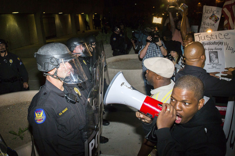 © Reuters. Demonstrators hold a protest rally the week after an unarmed man was shot dead by police in Phoenix