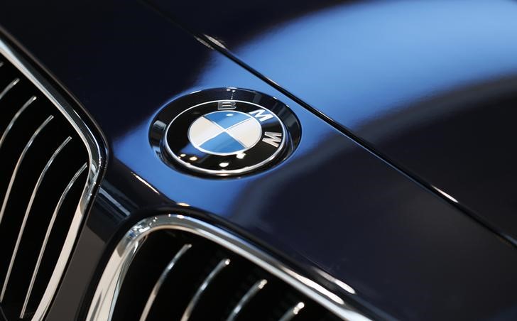 © Reuters. BMW logo is pictured before news conference of German premium automaker BMW in Munich