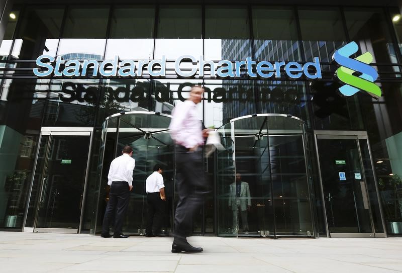 © Reuters. An exterior view of the Standard Chartered headquarters is seen in London