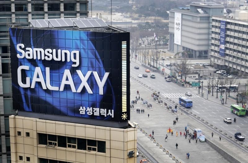 © Reuters. Samsung outdoor advertisment sits atop an office building in Seoul