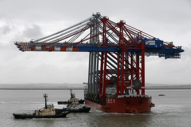 © Reuters. Large cranes arrive on board a transport ship at a global shipping port being constructed in Stanford-le-Hope near London