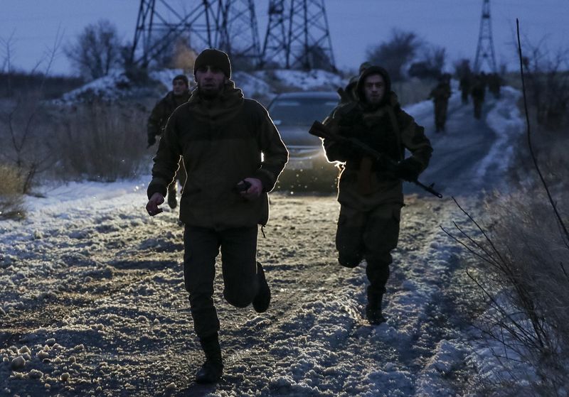 © Reuters. Pro-Russian separatists from the Chechen "Death" battalion run during a training exercise in the territory controlled by the self-proclaimed Donetsk People's Republic