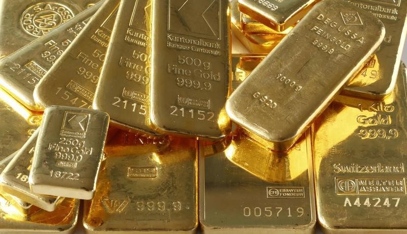 © Reuters. Золотые слитки в хранилище банка в Цюрихе