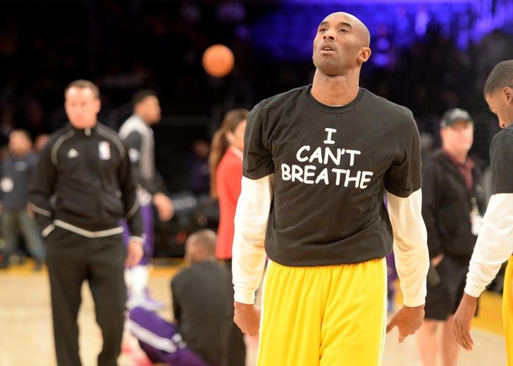 © Reuters. Jogador do Los Angeles Lakers Kobe Bryant com uma camiseta de protesto pela morte de Eric Garner, antes de uma partida da NBA contra o Sacramento Kings, em Los Angeles, nos EUA