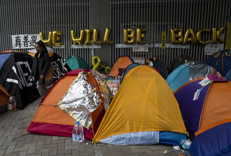 © Reuters. Manifestantes pró-democracia ocupam calçada com barracas em frente à sede do governo de Hong Kong