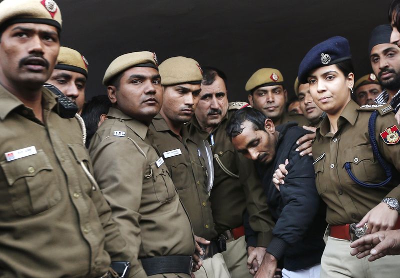 © Reuters. Policiais escoltam o motorista Shiv Kumar Yadav (de jaqueta preta), acusado de estupro, em Nova Dhéli