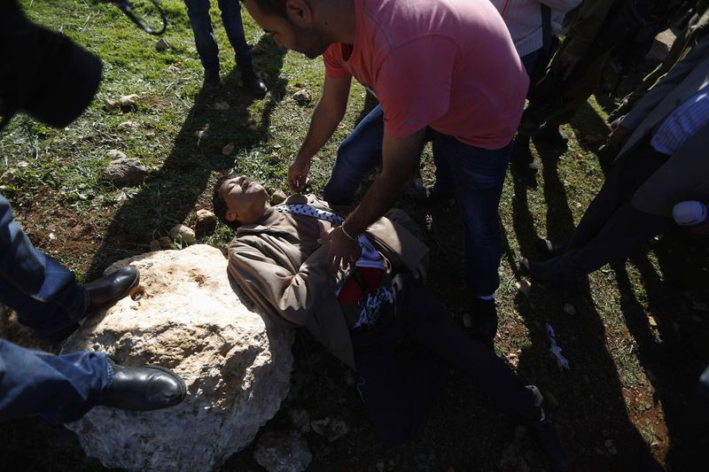 © Reuters. شاهد من رويترز: وفاة وزير فلسطيني بعد تعرضه للضرب من قوات إسرائيلية