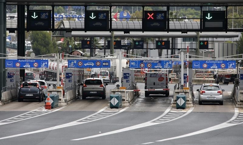 © Reuters. PLUS DE 150 DÉPUTÉS APPELLENT AU RACHAT DES AUTOROUTES