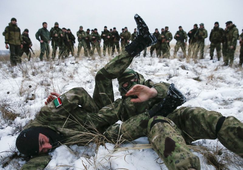 © Reuters. Чеченские бойцы батальона пророссийских сепаратистов "Смерть" 