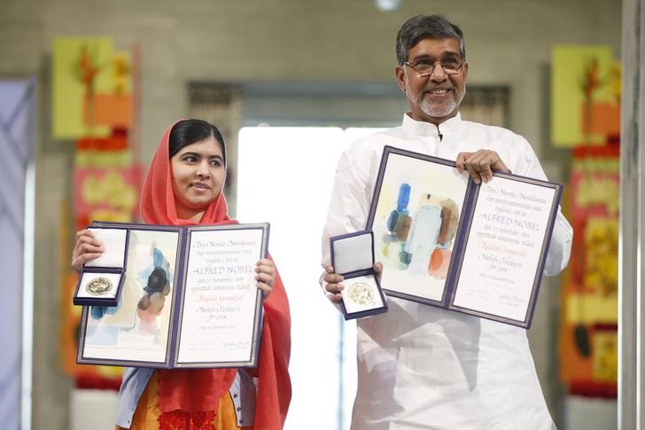 © Reuters. Malala Yousafzai e Kalaish Satyarthi recebem o Nobel da Paz