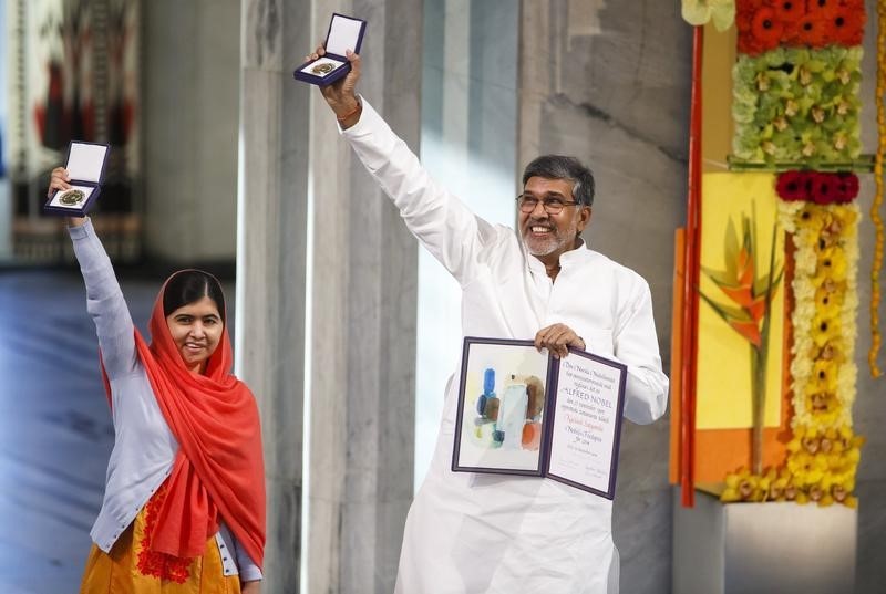 © Reuters. Malala y Satyarthi reciben el Nobel de la Paz por sus campañas por los niños