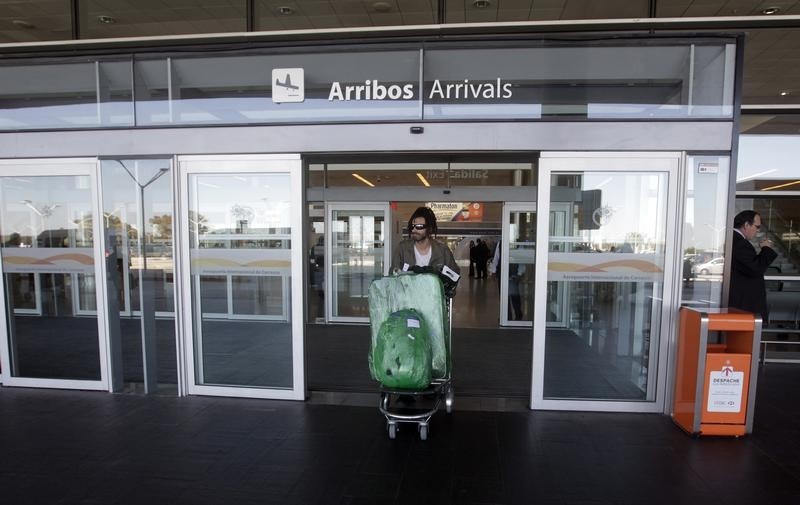 © Reuters. Aumenta un 15% el flujo de emigrantes españoles en el primer semestre del año