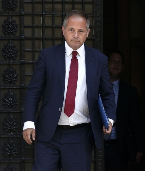 © Reuters. European Central Bank Executive Board member Coeure leaves after a meeting with Greece's Prime Minister Samaras in Athens