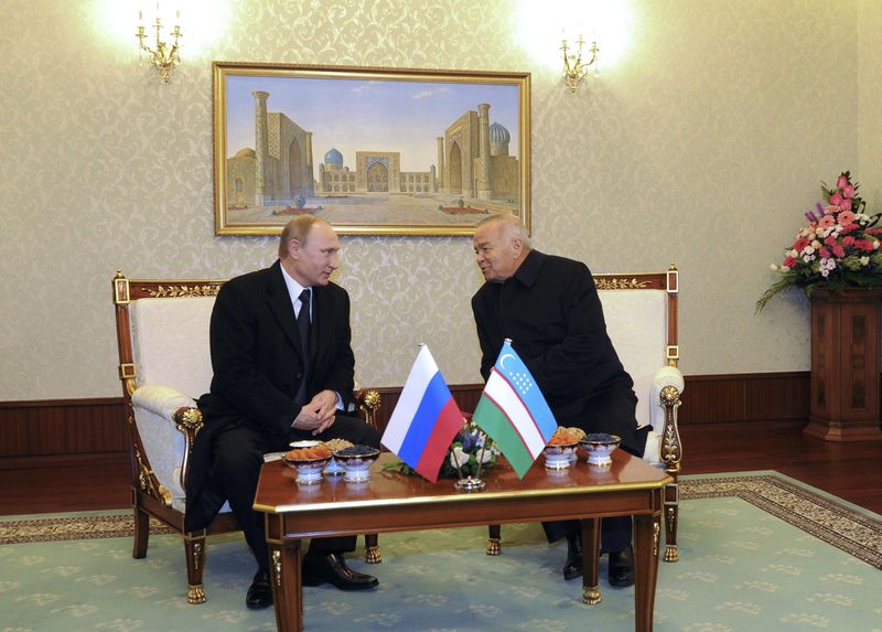 © Reuters. Russian President Vladimir Putin meets with his counterpart from Uzbekistan Islam Karimov in Tashkent